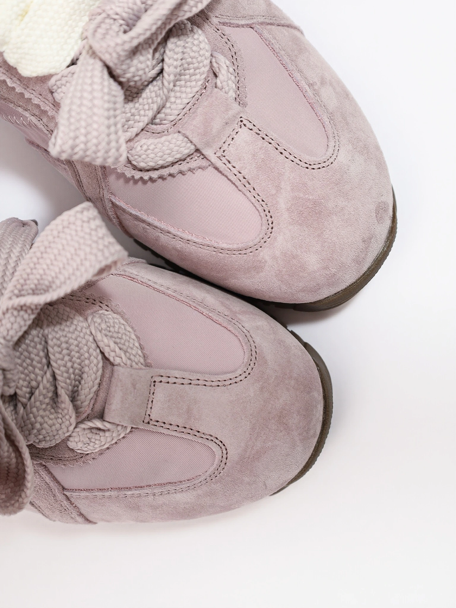 Кроссовки комбинированные сиреневого цвета на низкой подошве